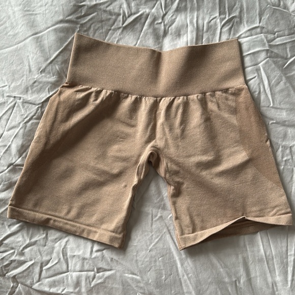 NVGTN beige contour seamless shorts - Picture 4 of 4